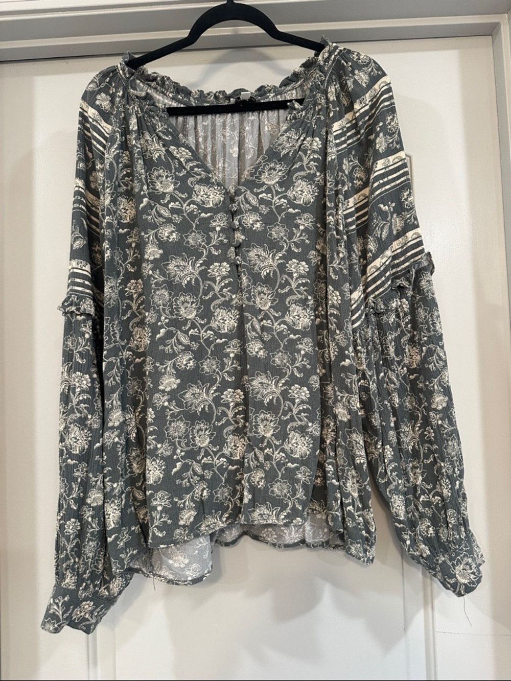 Wonderly Floral Peasant Blouse in Slate Gray and White